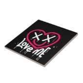 Herzfigur mit toten Augen und Lächeln gesprüht Fliese (Seite)