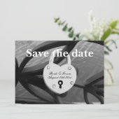 Herzform Padlock auf Zaun Foto Hochzeit Save The Date (Stehend Vorderseite)