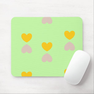 Herzformen auf hellgrün mousepad