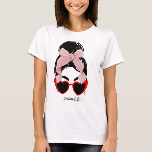 Herzförmige Brille, rosa Schleife und unordentlich T-Shirt