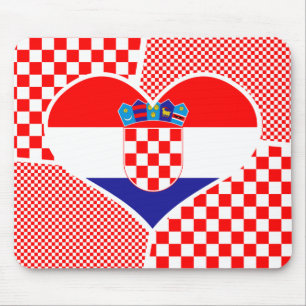 Herzförmige Collage kroatische Flagge mit Schachbr Mousepad