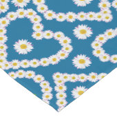Herzförmige Daisy Chains auf blauem Tischläufer (Ecke)