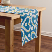 Herzförmige Daisy Chains auf blauem Tischläufer (Beispiel)