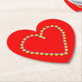 Herzförmige Herzen auf rot Untersetzer (angewinkelt)
