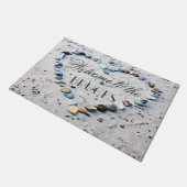 Herzförmige Kieselsteine am Strand Personalisiert  Fußmatte (Schrägansicht)