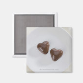 Herzförmige Schokoladenbonbons auf einem Teller Magnet (Vorderseite/Rückseite)