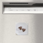 Herzförmige Schokoladenbonbons auf einem Teller Magnet (In Situ (Geschirrspüler))