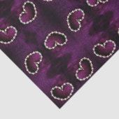 Herzförmige Vintage Perlenstrände auf Lila Seidenpapier (Detail)