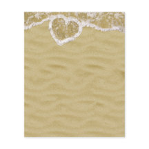 Herzförmige Wasserblasen am Strand