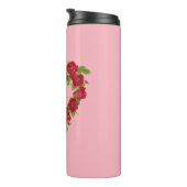 Herzförmiger Kranz von rote Rosen auf hellrosa Thermosbecher (Nach rechts gedreht)