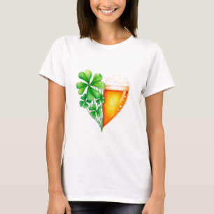 Herzförmiges Bier und glückliches Klee T-Shirt