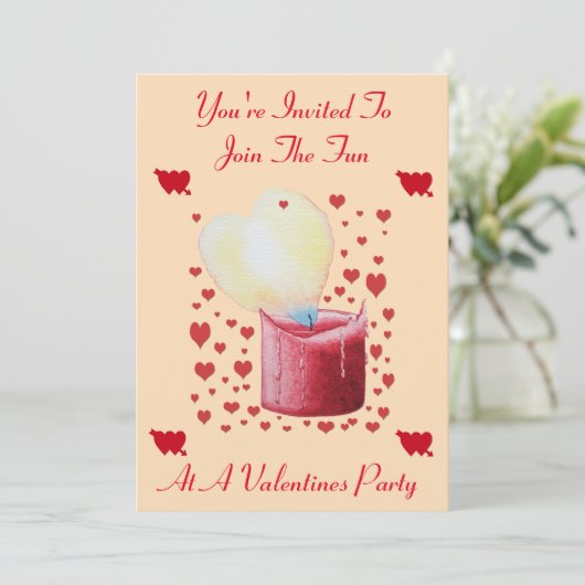 Herzförmiges, flammrotes Kerzenvalentiner Party Einladung (Stehend Vorderseite)