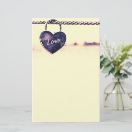 Herzgeformtes Liebe Schloss an einem Seil befestig Briefpapier (Stehend Vorderseite)