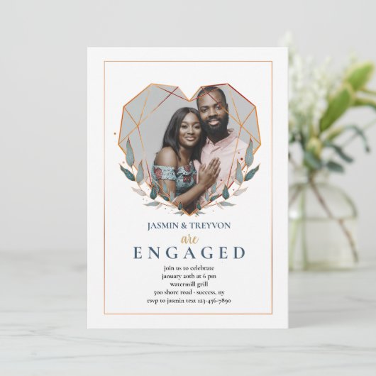 Herzgestaltetes Foto Verlobung Einladung (Stehend Vorderseite)