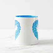 Herzgestreibender Kranz von Blume, Pastel Blau Zweifarbige Tasse (Mittel)