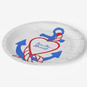 Herzklopfen auf weißem Holz Pappteller (Schrägansicht)