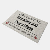 Herzlich willkommen auf der Website von Oma & Pop Fußmatte (Schrägansicht)