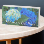 Herzlich willkommen bei unserem Zuhause Blue Hydra Holzkisten Schild<br><div class="desc">Rechteckiges,  hölzernes Boxschild,  das zum Aufhängen oder stehend gestaltet wurde und ein Foto von wunderschönen blühenden Hydrangea-Blüten sowie den Worten "Willkommen auf unserer Zuhause" bietet. Ein hübsches,  blumengeschmücktes Design! Wählen Sie den Stil der Kästchen aus.</div>