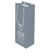 Herzlich willkommen bei unserer Hochzeit Dusty Blu Geschenktüte Für Weinflaschen (Vorderseite Schrägansicht)