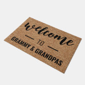 Herzlich Willkommen in Grammy & Grandpas Personali Fußmatte (Schrägansicht)