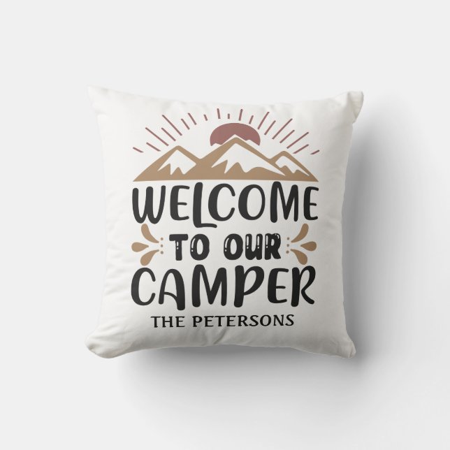 Herzlich willkommen in unserem Campingplatz Person Kissen (Vorderseite)