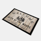 Herzlich willkommen in unserem Neck der Woods Cabi Fußmatte (Schrägansicht)
