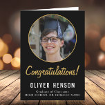 Herzlichen Glückwunsch Black Graduate Foto Abschlu Karte<br><div class="desc">Herzlichen Glückwunsch Simple Black Graduate Foto Abschluss Card. Elegantes und einfaches Design mit goldenem Skript und benutzerdefiniertem Foto auf schwarzem Hintergrund. Fügen Sie Ihr Foto und Ihre Nachricht für den Absolventen in der Karte hinzu.</div>