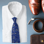 Herzlichen Glückwunsch Graduate Abschluss Blue Gol Krawatte<br><div class="desc">Herzlichen Glückwunsch Graduate Abschluss Blue Gold Typografie Neck Tie zeigt ein modernes Muster der Goldtypografie auf einem blauen Hintergrund mit Bändern und Sternen. Ideal für Abschluss,  Abschlussfeier oder als Geschenk für den Absolventen. Von Evco Studio entworfen www.zazzle.com/store/evcostudio</div>