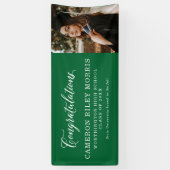 Herzlichen Glückwunsch Graduiertengrünes Abschluss Banner (Vertikal)