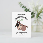 Herzlichen Glückwunsch Niedliche Sloth Abschluss C Postkarte (Stehend Vorderseite)