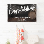 Herzlichen Glückwunsch Typografie, Holzfässer und Banner (Insitu)