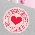 Herzlichen Glückwunsch Valentinstag aus Name Rosa- Runder Aufkleber<br><div class="desc">Valentinstag-Aufkleber mit einem weichen,  rosafarbenen satinierten Satin agieren die wirbelhafte Textur,  das rote Herz und der Text "Happy Valentine's Day" mit individuelle Name. Verwendung als Umschlag Aufkleber,  Aufkleber für Geschenke und Gefälligkeiten,  Produktverpackung,  Handwerk und Scrapbooking usw.</div>