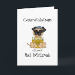 Herzlichen Glückwunsch zu Ihrem Bat Mitzvah-Mops H Karte<br><div class="desc">Dieser niedliche kleine Mops sitzt mit einer Menorah,  deren Kerzen angezündet werden,  und trägt eine winzige Kippa. Innen ist ein schöner Vers,  den Sie personalisieren können.</div>