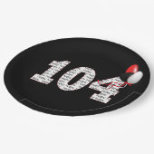 Herzlichen Glückwunsch zum 104. Geburtstag auf der Pappteller (Schrägansicht)