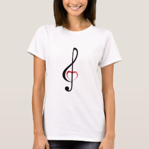 Herzmusik Clef auf dem Shirt der Frau