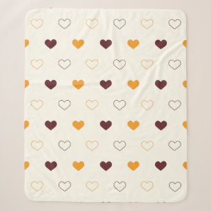 Herzmuster mit orangefarbenen und braunen Herzen Sherpadecke