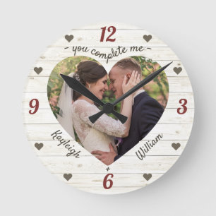 Herzpuzzle Hochzeit Foto Sie ergänzen mich rustik Runde Wanduhr