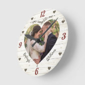 Herzpuzzle Hochzeit Foto Sie ergänzen mich rustika Runde Wanduhr (Winkel)