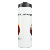 „Herzschlag des Spiels – Fußball ist Leidenschaft“ Thermosbecher (Vorderseite)