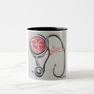 Herzschlagmomente: Stethoskop und Heartbeat-Tasse Zweifarbige Tasse