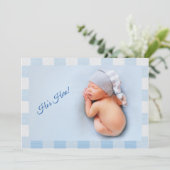 He's Here|Baby Boy Blue Gingham Modern Birth Ankündigung (Stehend Vorderseite)