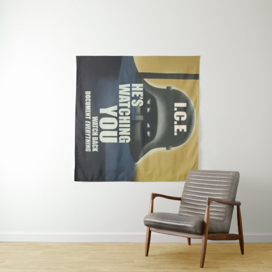 He's Watching You 2026 Wandteppich (Beispiel (Horizontal))