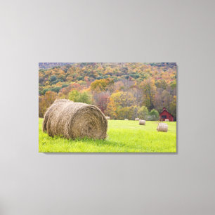 Heuballen und Herbstlaub auf dem Bauernhof, Leinwanddruck