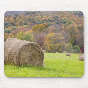 Heuballen und Herbstlaub auf dem Bauernhof, Mousepad