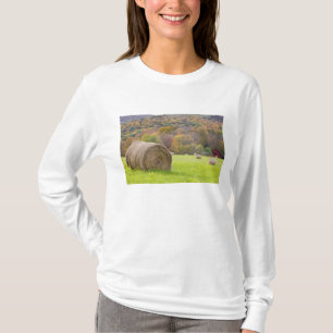 Heuballen und Herbstlaub auf dem Bauernhof, T-Shirt
