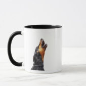 Heulender Dobermann, Nahaufnahme Tasse (Links)