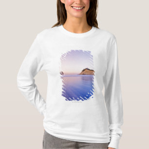 Heuschober-Felsen an Dämmerung unscharfen blauen T-Shirt