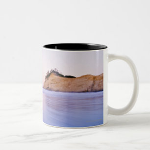 Heuschober-Felsen an Dämmerung unscharfen blauen Zweifarbige Tasse