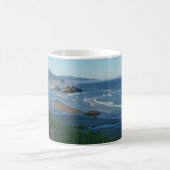 Heuschober-Felsen, Kanonen-Strand, Oregon Kaffeetasse (Mittel)