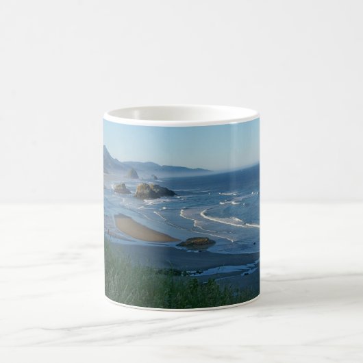 Heuschober-Felsen, Kanonen-Strand, Oregon Kaffeetasse (Mittel)